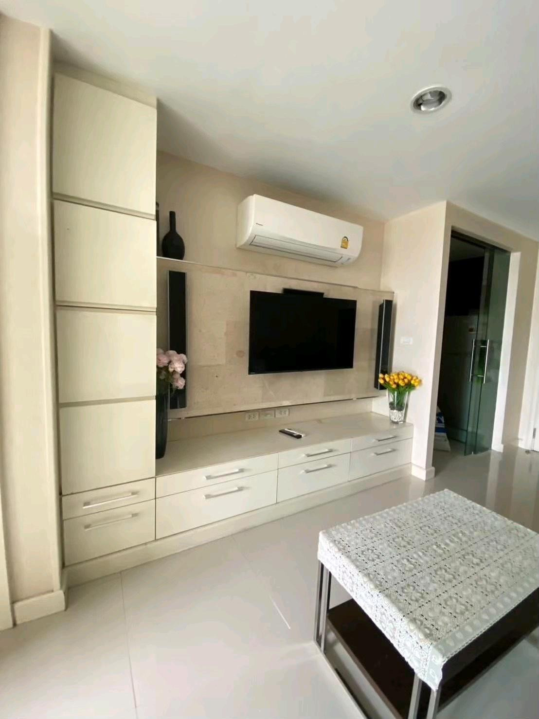 🏢 ตอบโจทย์ทุกความต้องการ ของชีวิตคนเมือง กับคอนโดใกล้รถไฟใต้ดิน ที่ The kris condo รายล้อมด้วยสิ่งอำนวยความสะดวกต่างๆมากมาย  📢 ใช้ชีวิตกับสิ่งดีๆ เดินทางสะดวก เงียบสงบไม่วุ่นวาย กับคอนโด low rise ที่ The kris condo รัชดาซอย 17         🏆✨ ให้เช่า.....เ – รูปที่ 4