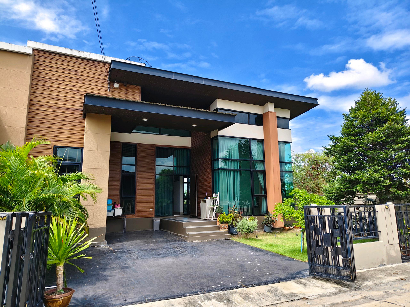 Semi-detached house for sale, Phan Thong, Saen Manee Nature, near Amata Modern Luxury, 50 sq m. Semi-detached house for sale, Phan Thong, Saen Manee Nature, near Amata Modern Luxury, 50 sq m.