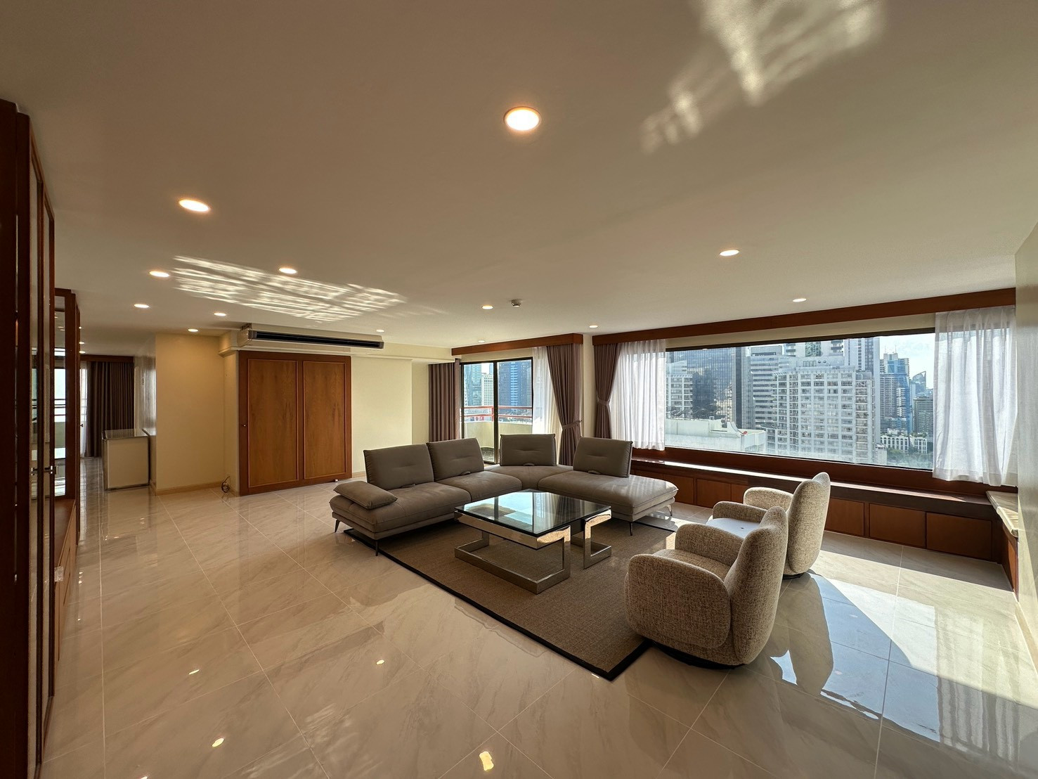 Liberty Park 1 Condo for Rent in Asoke — Spacious Residence with big balcony in a Prime Central Location Liberty Park 1 Condo for Rent in Asoke — Spacious Residence with big balcony in a Prime Central Location