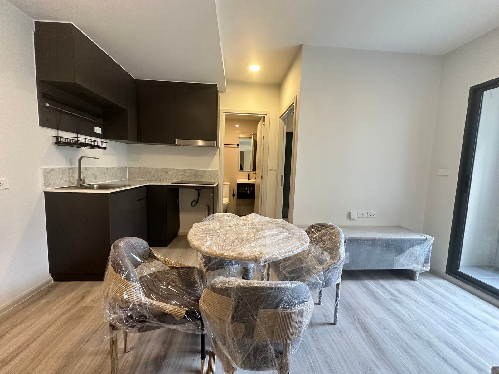 LTH16223 - Condo For Sale Spacious Modern 2 Bed @ QUINTARA MHyGEN RATCHADA - HUAI KHWANG | 6.59MB | 43.66 sq.m. | 2 Beds 2 Baths | MRT Huai Khwang | Large 2 bedroom condo for sale. In the heart of Ratchada-Huai Khwang
