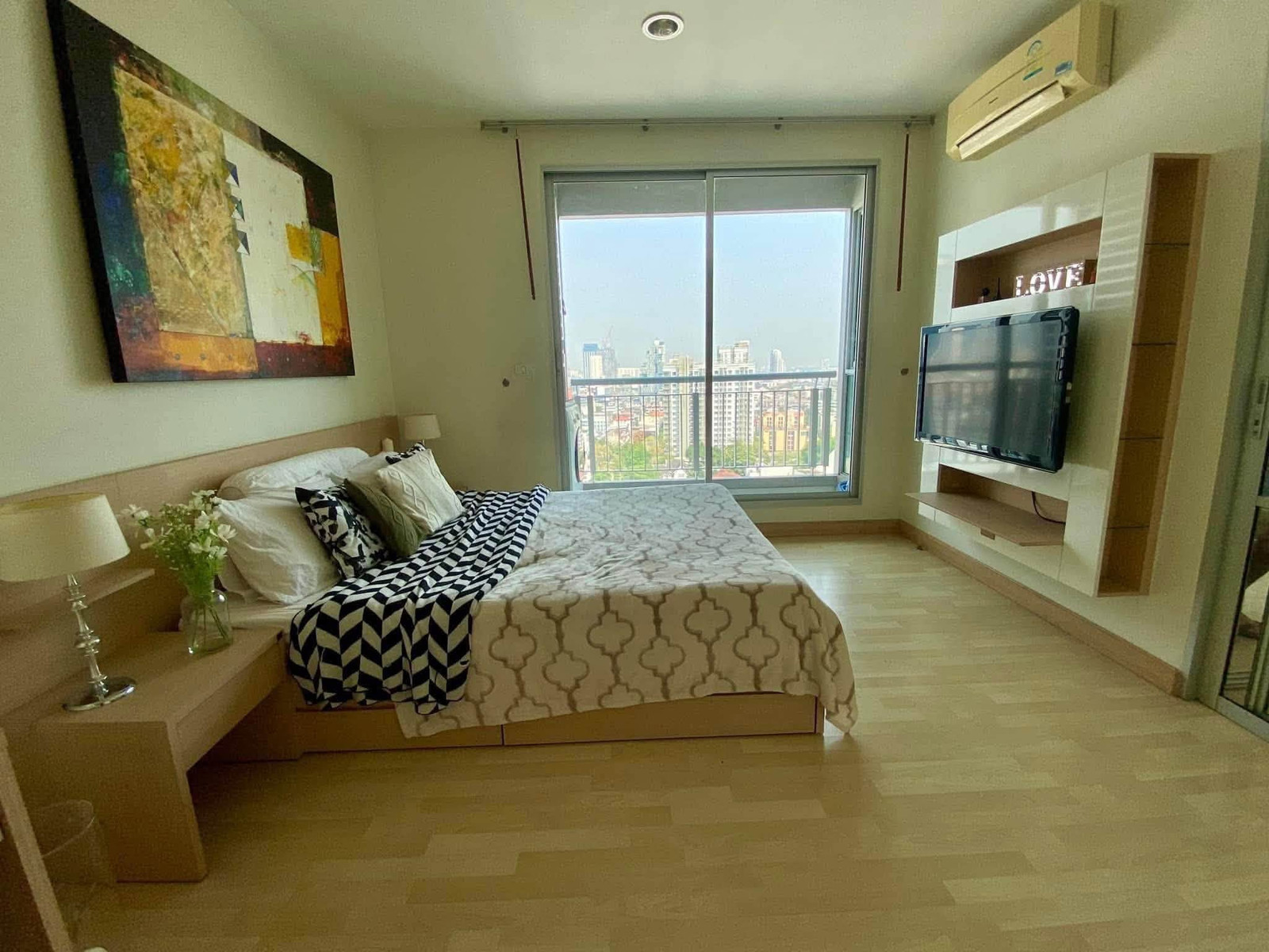 Next to MRT Ratchadaphisek 0 meters! 1 bedroom, 46.5 sq m, closed kitchen, 17th floor, good view, ready to move in @Rhythm Ratchada 20,000 baht. Next to MRT Ratchadaphisek 0 meters! 1 bedroom, 46.5 sq m, closed kitchen, 17th floor, good view, ready to move in @Rhythm Ratchada 20,000 baht.