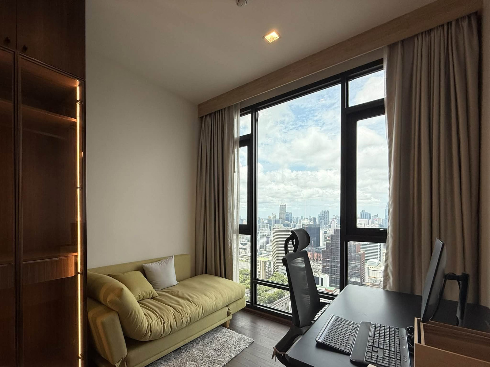 The Address Siam Ratchathewi for rent 69 sqm 2 beds 2 baths 70,000 per month The Address Siam Ratchathewi for rent 69 sqm 2 beds 2 baths 70,000 per month
