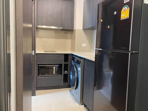 For rent XT Huaikhwang | Ratchada – Huai Khwang 📍 next to MRT Huai Khwang, only 75 meters ✨ Beautiful room with proportions Complete with furniture and electrical appliances.