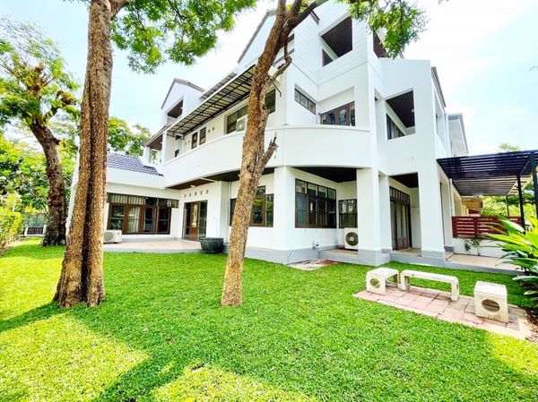 MRT Lat Phrao 1.02km. 3 Storey Corner Detached House w5 Beds 6Baths For rent at 59,999 THB per month near Beaconhouse Yamsaard Ladprao