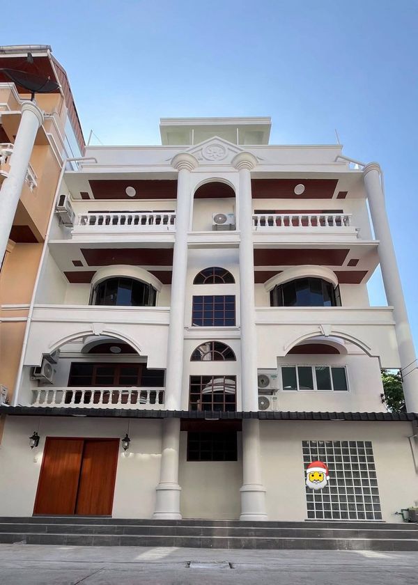 🏡ให้เช่าบ้านหรู 5 ชั้น ใจกลางทองหล่อ ซอย 25 5 ห้องนอน 7 ห้องน้ำสไตล์คลาสสิกผสมโมเดิร์น พื้นที่ใช้สอยกว่า 600 ตร.ม. 🐶 Pet-Friendly 🏢 สามารถทำ Home Office และจดทะเบียนบริษัทได้ 💰 ค่าเช่า 130,000 บาท/เดือน