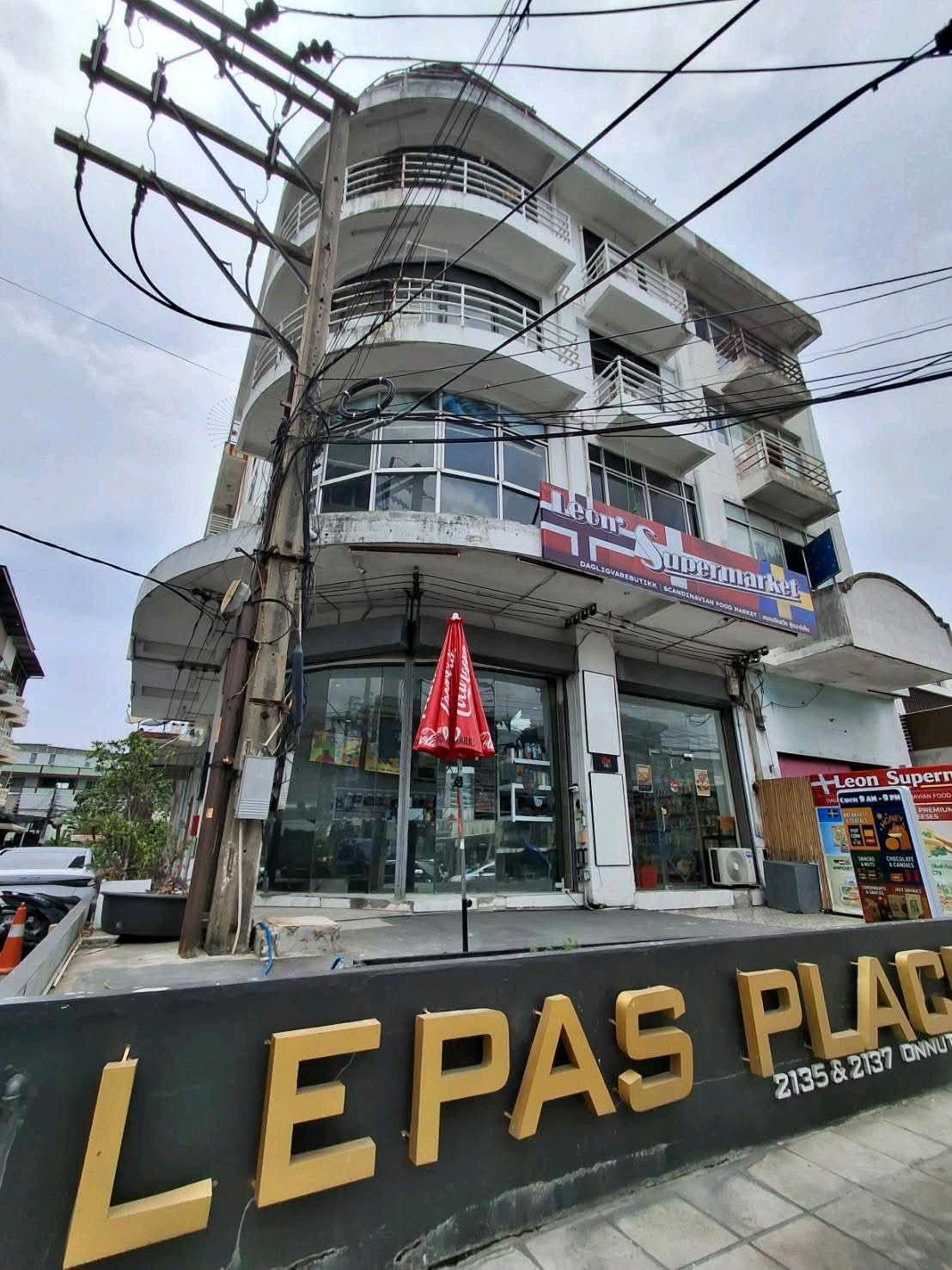 ให้เช่าอาคารพาณิชย์ 2 คูหา ทุบทะลุ ห้องมุม ติดถนนใหญ่ 📍 ตรงข้ามอ่อนนุช 54 🛠️ พิเศษ! ฟรีเวลารีโนเวท 2 เดือนเต็ม ✨ ให้คุณออกแบบและปรับปรุงพื้นที่ตามคอนเซ็ปต์ธุรกิจได้เต็มที่ 🗂️ สามารถจดทะเบียนบริษัทได้ 