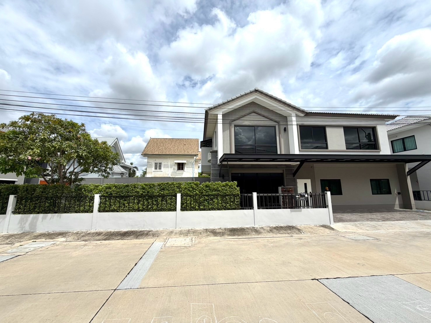 2-storey detached house for sale, Casa Ville, Chatuchot Ring Road. Size 79 square wah, 245 square meters, 7,990,000 baht, 4 bedrooms, 3 bathrooms, 2 parking spaces (can be increased to 7 parking spaces), has a large lawn area 10*10 meters. Project: Casa V