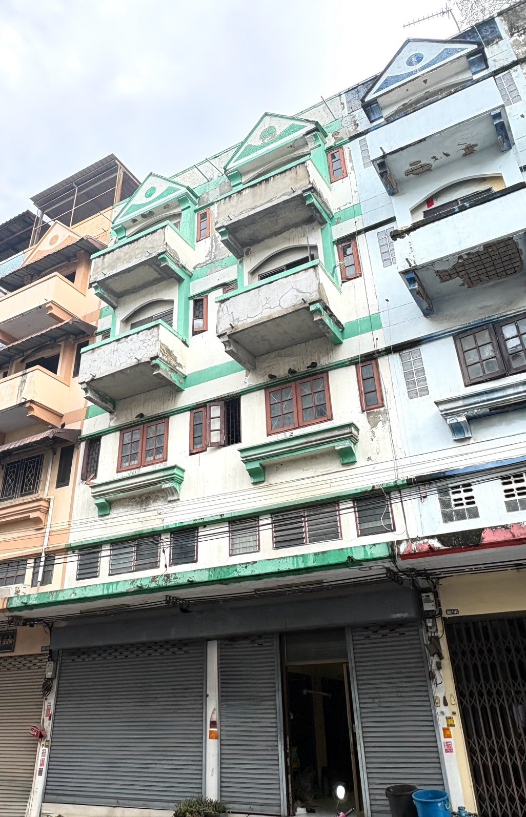 98434 - Commercial building, 2 units / cheap price / suitable for rental accommodation and living near business areas.