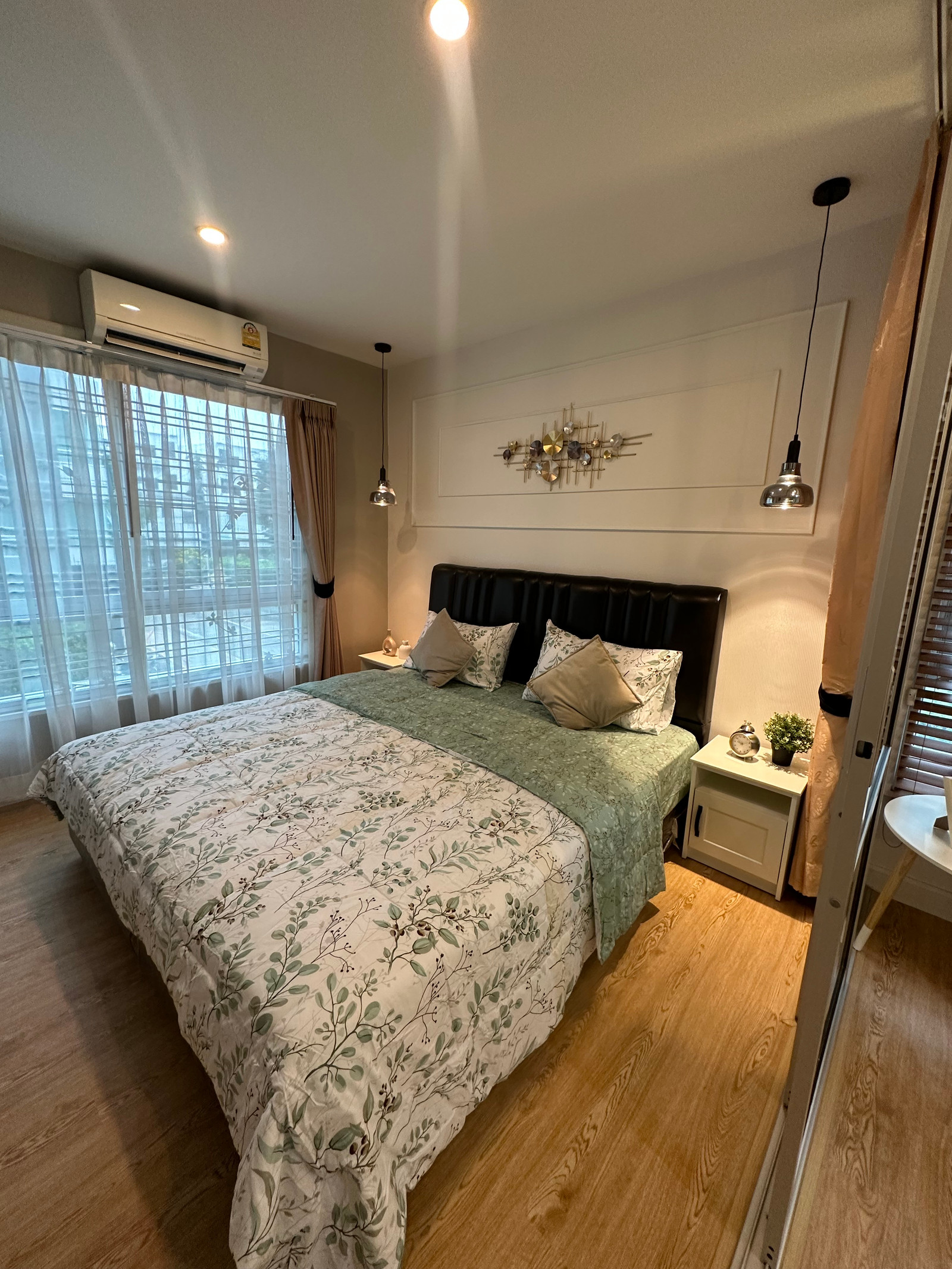 Corner room, garden view, beautifully decorated! V CONDO Lat Krabang 35 sq m. | 1 bedroom, 1 bathroom, only 9,900 baht/month.