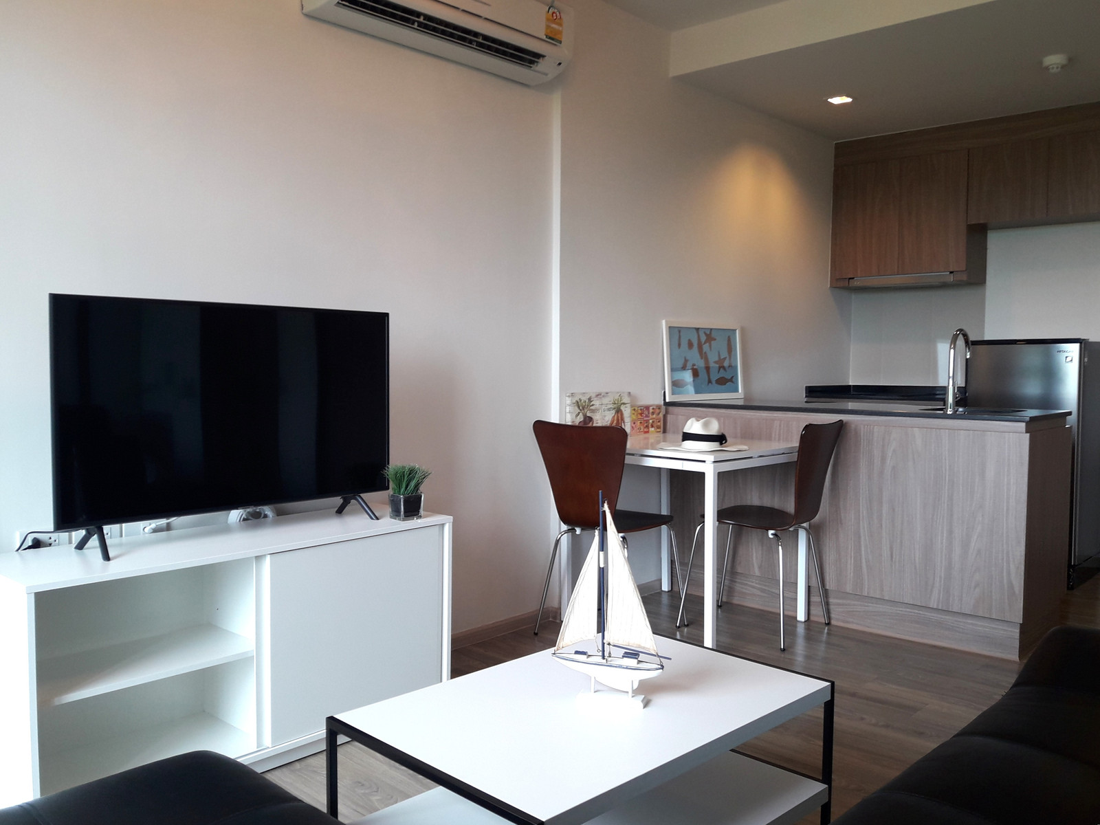 Condo Rain Cha-am for rent, beautifully decorated room, airy, with furniture, beautiful mountain view, shady, close to the beach 100 m.