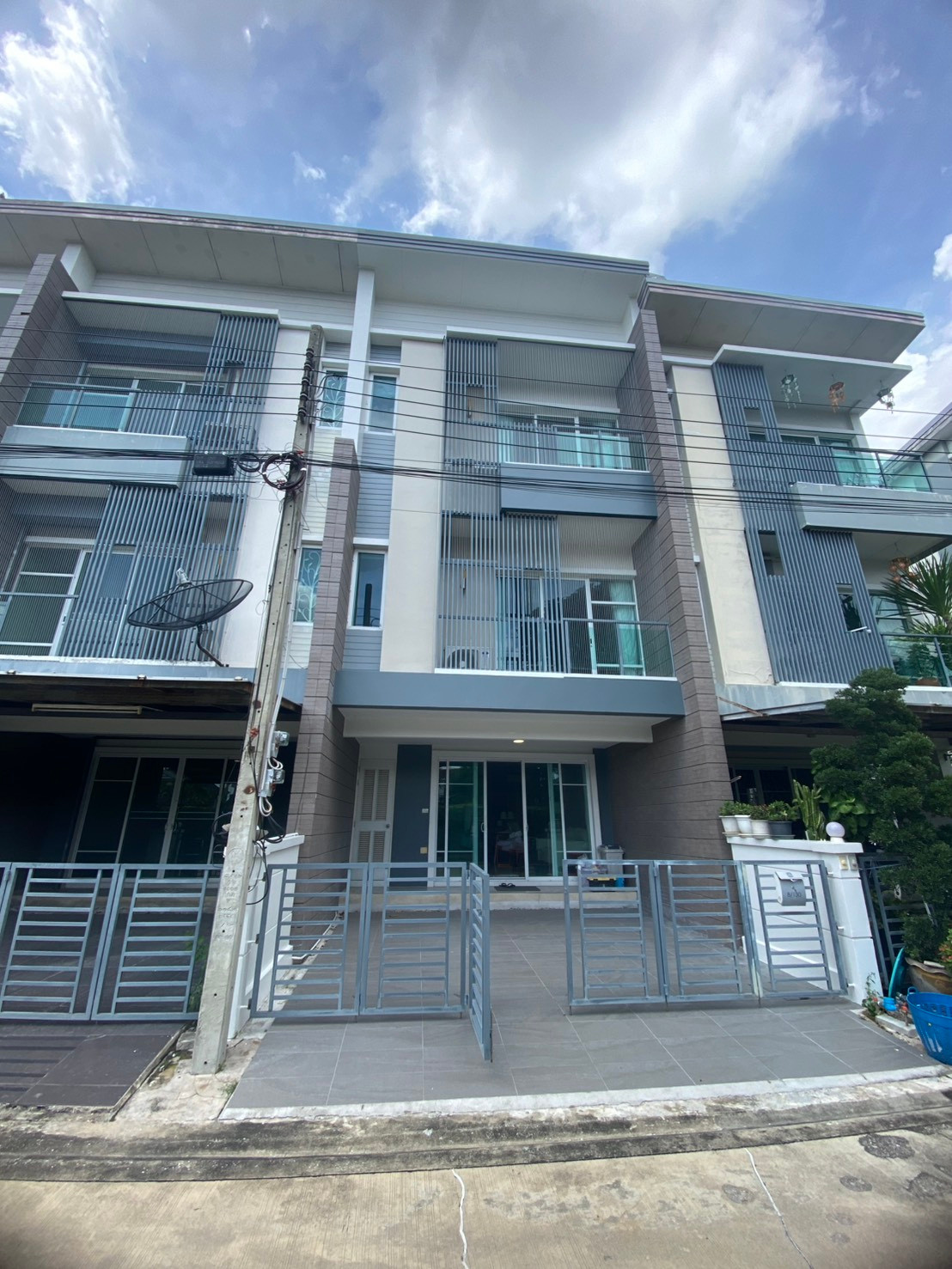 ทาวน์ อเวนิว ศรีนครินทร์ ทาวน์ อเวนิว ศรีนครินทร์