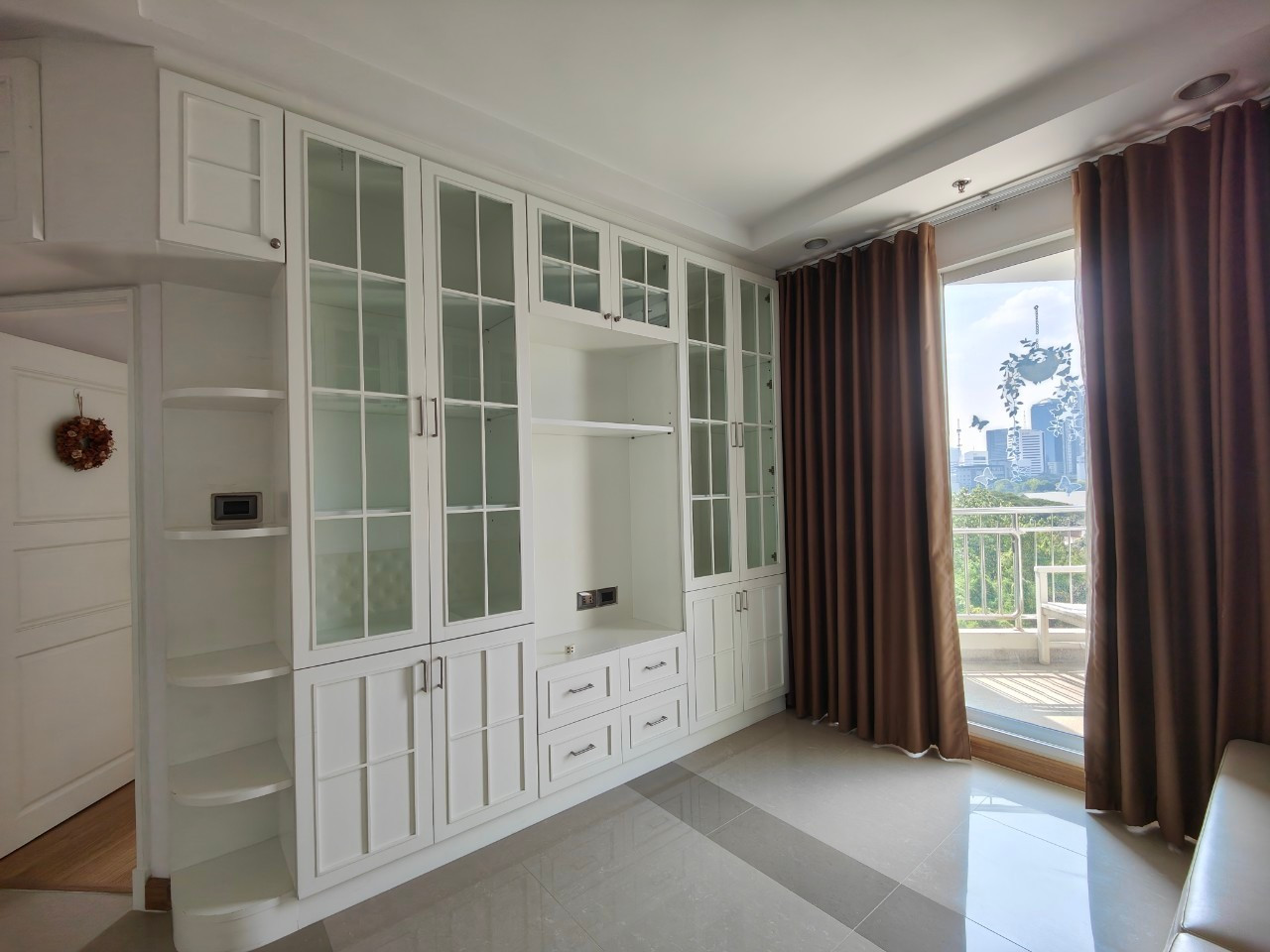 For rent Supalai Wellington, spacious room, comfortable, built-in furniture. With fixed parking in the building.