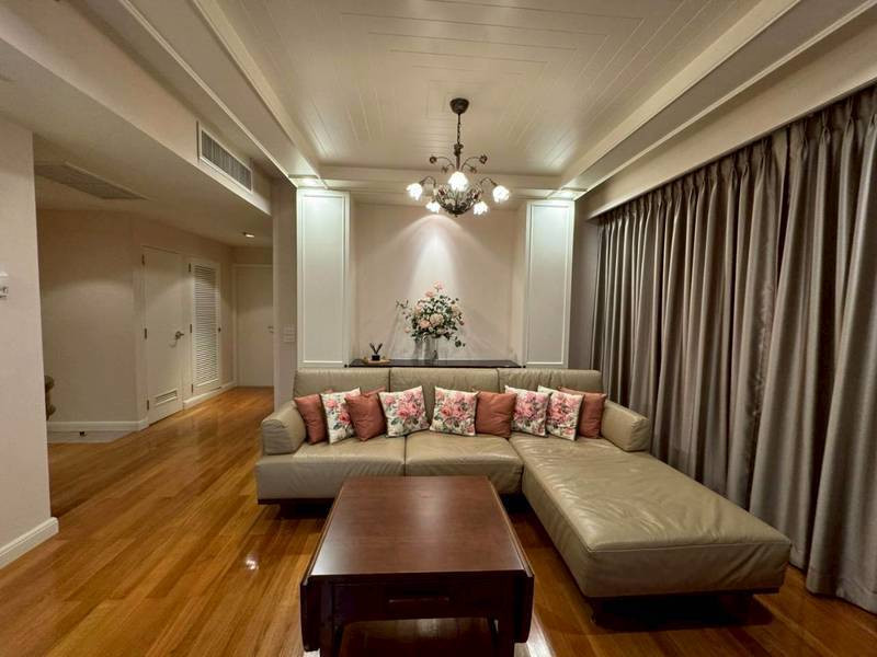 Enjoy Large 1 Bedroom in most sought-after Sweet Spot of Langsuan Enjoy Large 1 Bedroom in most sought-after Sweet Spot of Langsuan