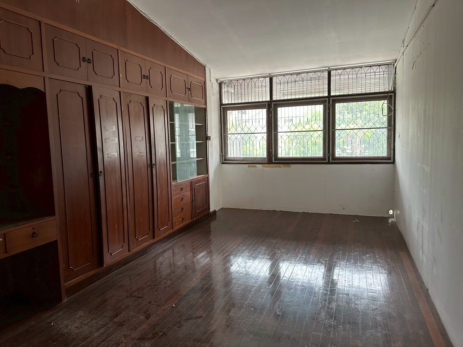 ให้เช่าบ้านเดี่ยว 2 ชั้นหลังใหญ่ 104ตารางวา ถนน พระราม9 แอร์3เครื่อง เฟอร์นิเจอร์ไม่มี มี5 ห้องนอน, 2 ห้องนั่งเล่น, 2 ห้องนอนแม่บ้าน, 4 ห้องน้ำ ราคาเช่าเดือนละ56,000บาท/เดือน – รูปที่ 3