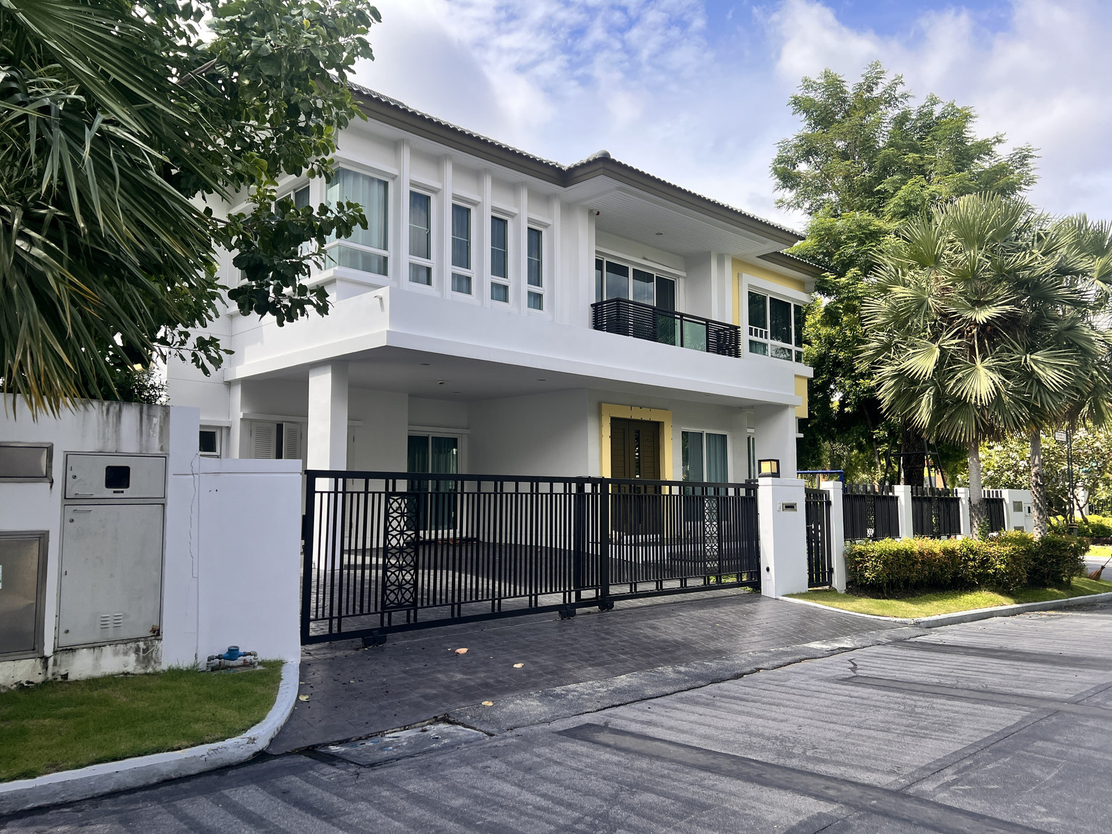 RH091726 For rent, 2-story detached house, 4 bedrooms at Grand Bangkok Boulevard Rama 9-Srinakarin, next to Wellington College International Bangkok school.
