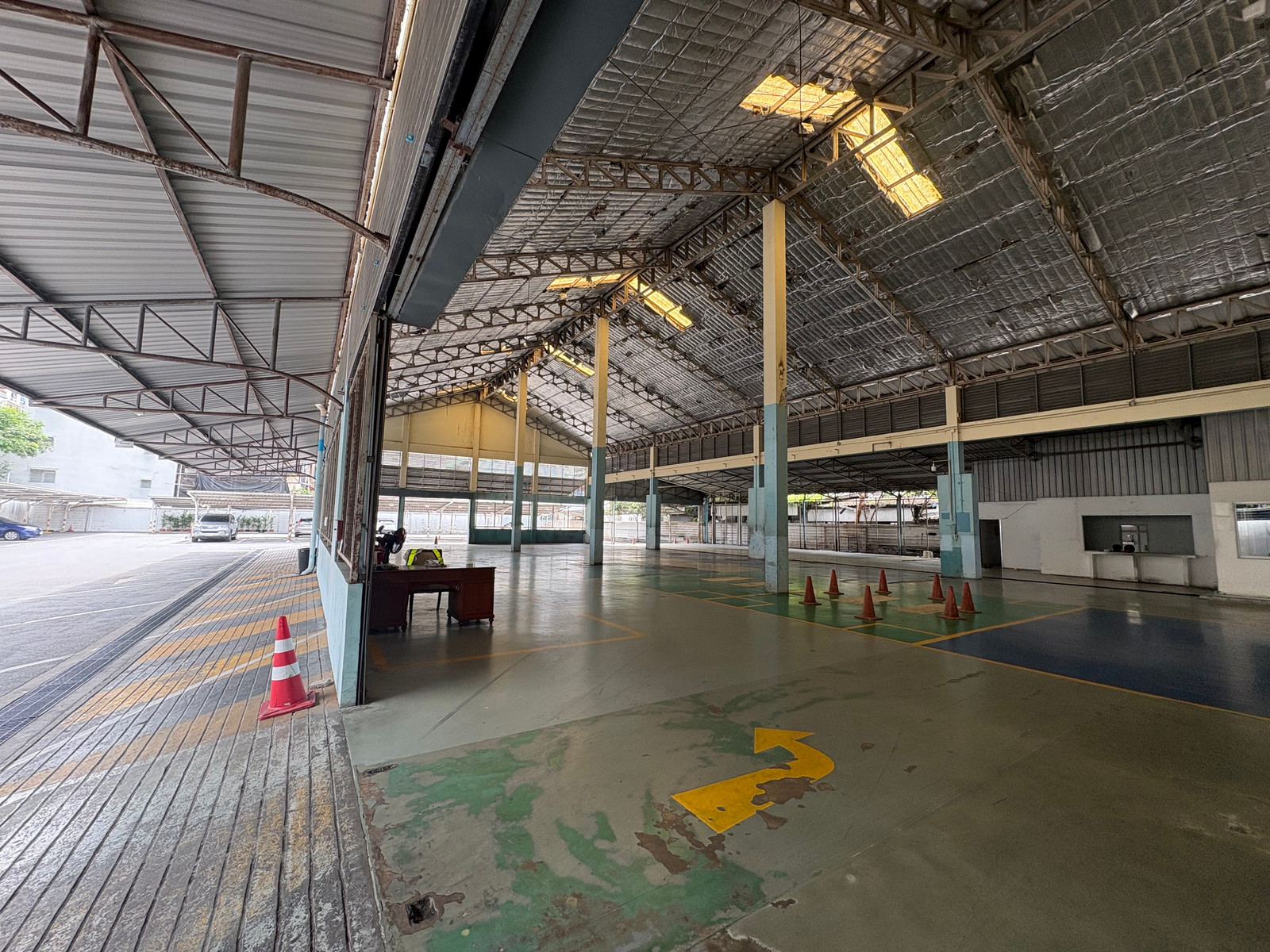 ให้เช่าโกดังขนาดใหญ่ ใจกลางสีลม เหมาะทำ Sport Club, Tennis Court หรือ Pickle Ball