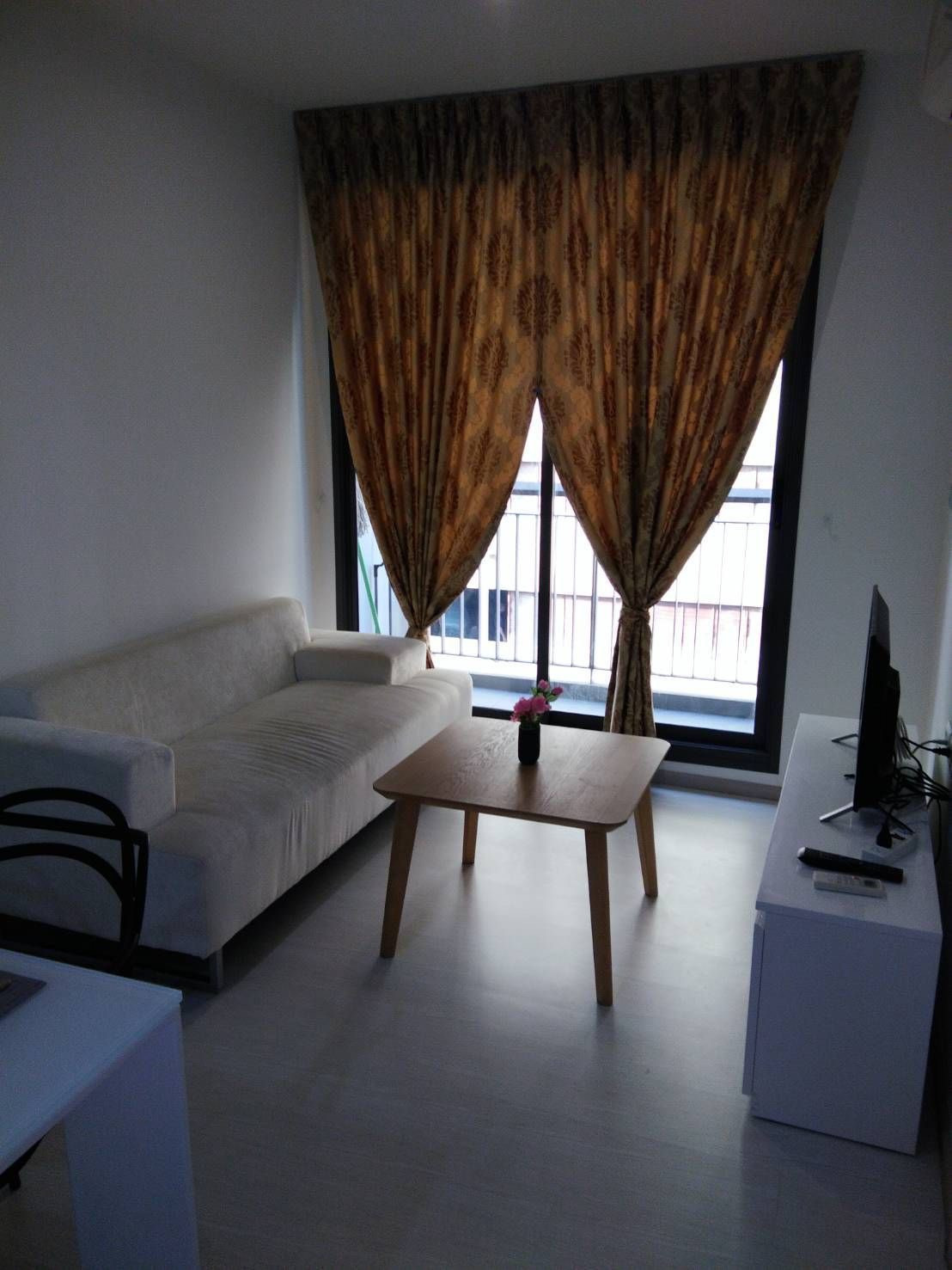 Rhythm Sukhumvit 42, convenient travel, close to the train, has a shuttle.