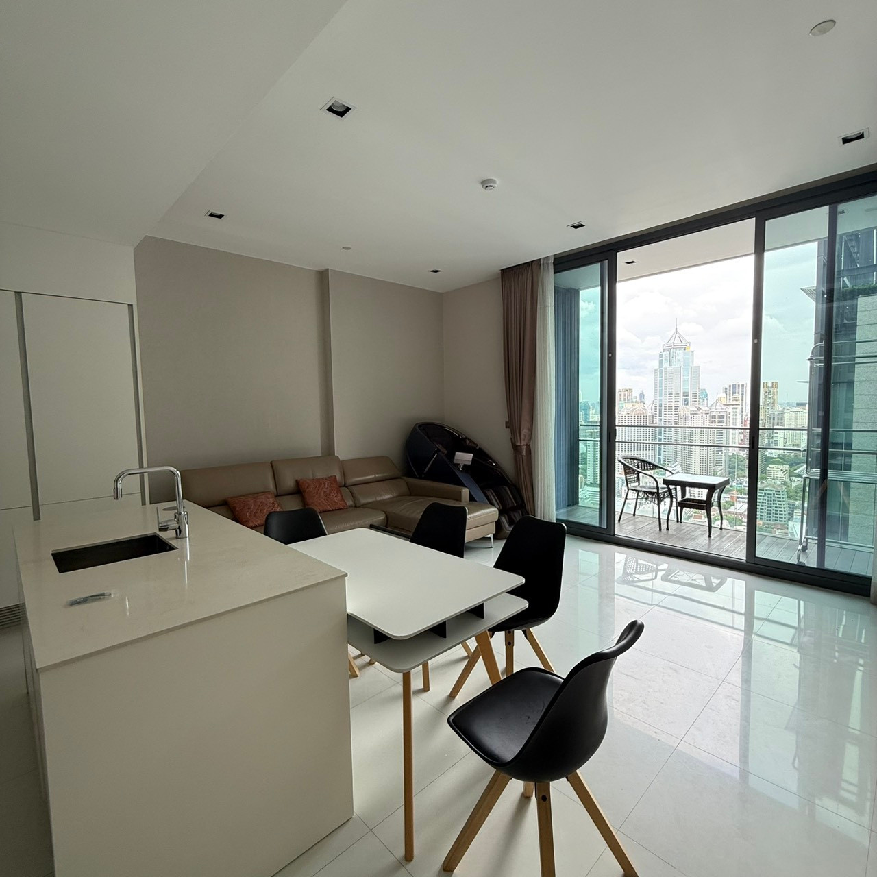 For Rent Q1 Sukhumvit 2beds size 95 sq.m. F/F For Rent Q1 Sukhumvit 2beds size 95 sq.m. F/F