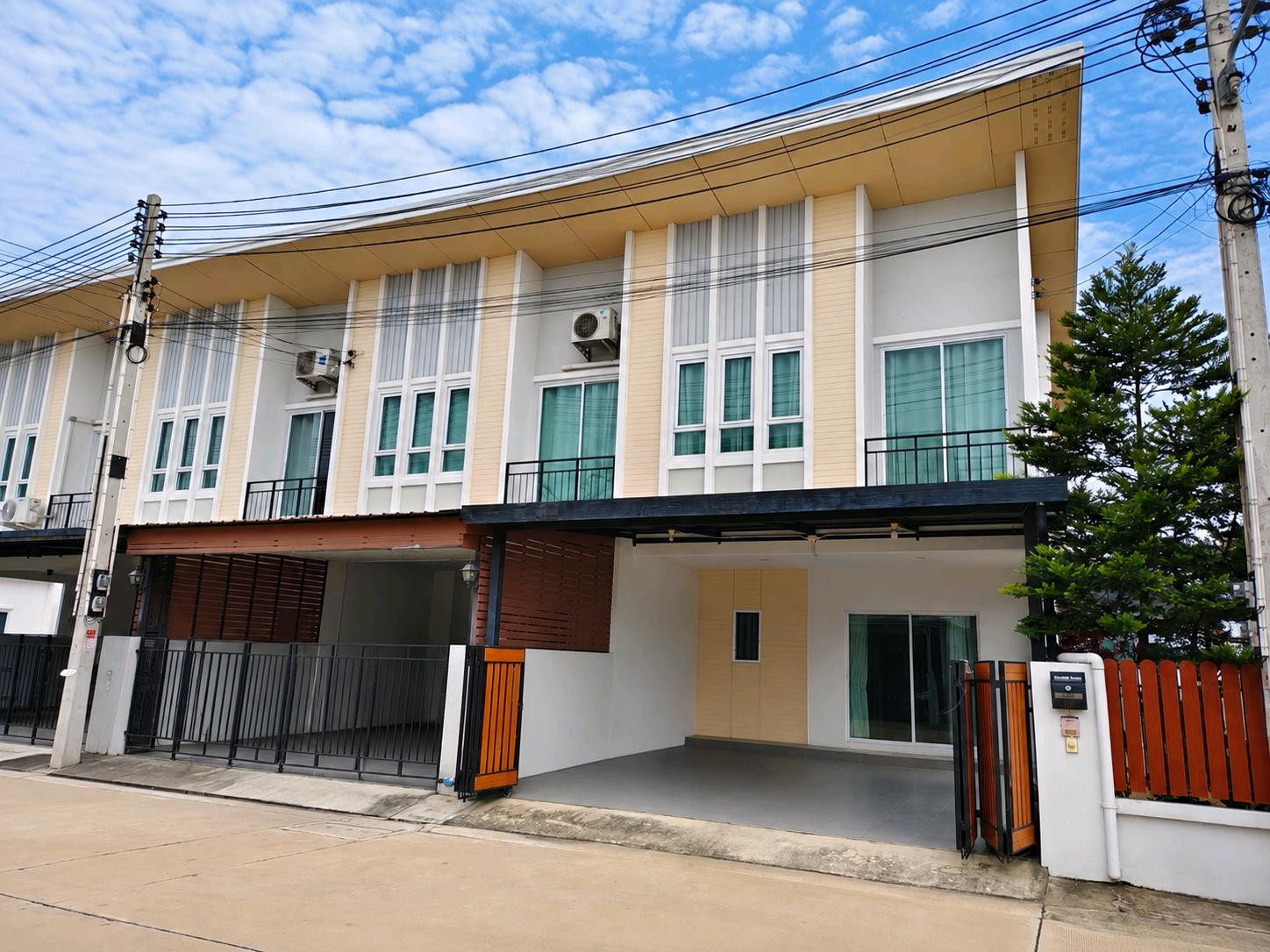 Townhome for sale, The Mix Grand, Nong Kham, Sri Racha, corner house, 31.5 sq m, 3 bedrooms, 3 bathrooms, price 2.9 million, discount available. Townhome for sale, The Mix Grand, Nong Kham, Sri Racha, corner house, 31.5 sq m, 3 bedrooms, 3 bathrooms, price 2.9 million, discount available.
