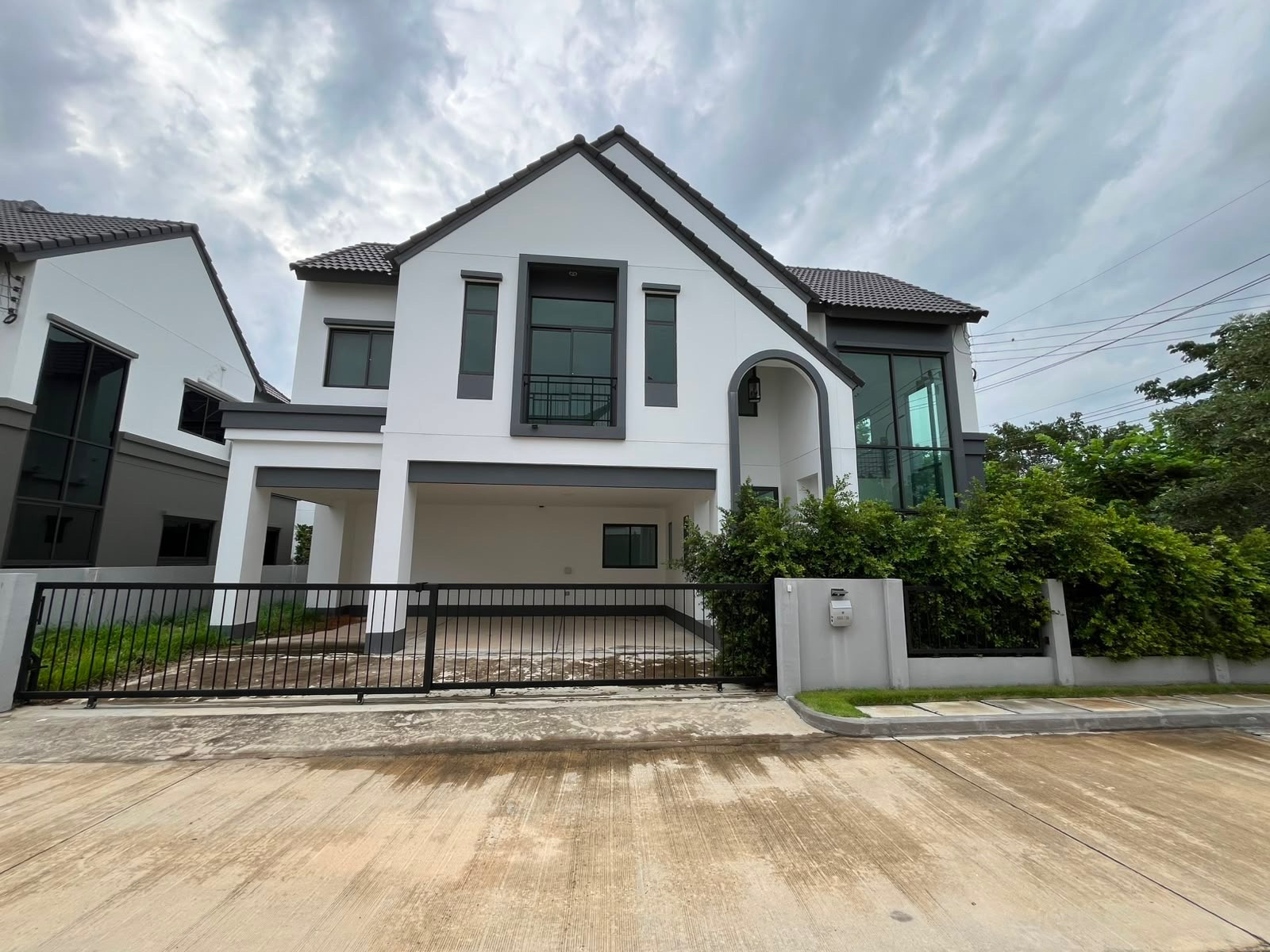 Urgent sale!! Negotiable, single house, Saransiri Sriwaree 2, 4 bedrooms, 4 bathrooms, 280 sq m., 12.3 million. Urgent sale!! Negotiable, single house, Saransiri Sriwaree 2, 4 bedrooms, 4 bathrooms, 280 sq m., 12.3 million.