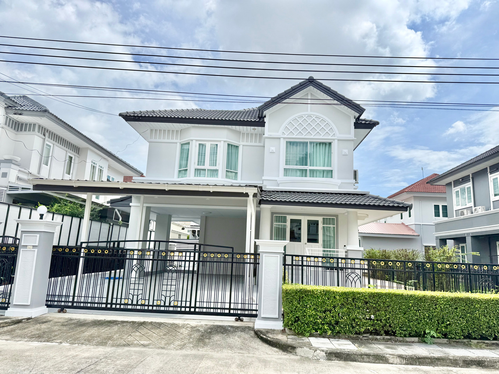 House for sale, newly renovated, built-in, fully ready to move in. House for sale, newly renovated, built-in, fully ready to move in.
