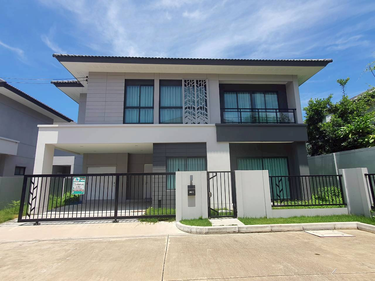 Single house for sale Chiwarom Village, Nakhon In, corner house, ready to move in Single house for sale Chiwarom Village, Nakhon In, corner house, ready to move in