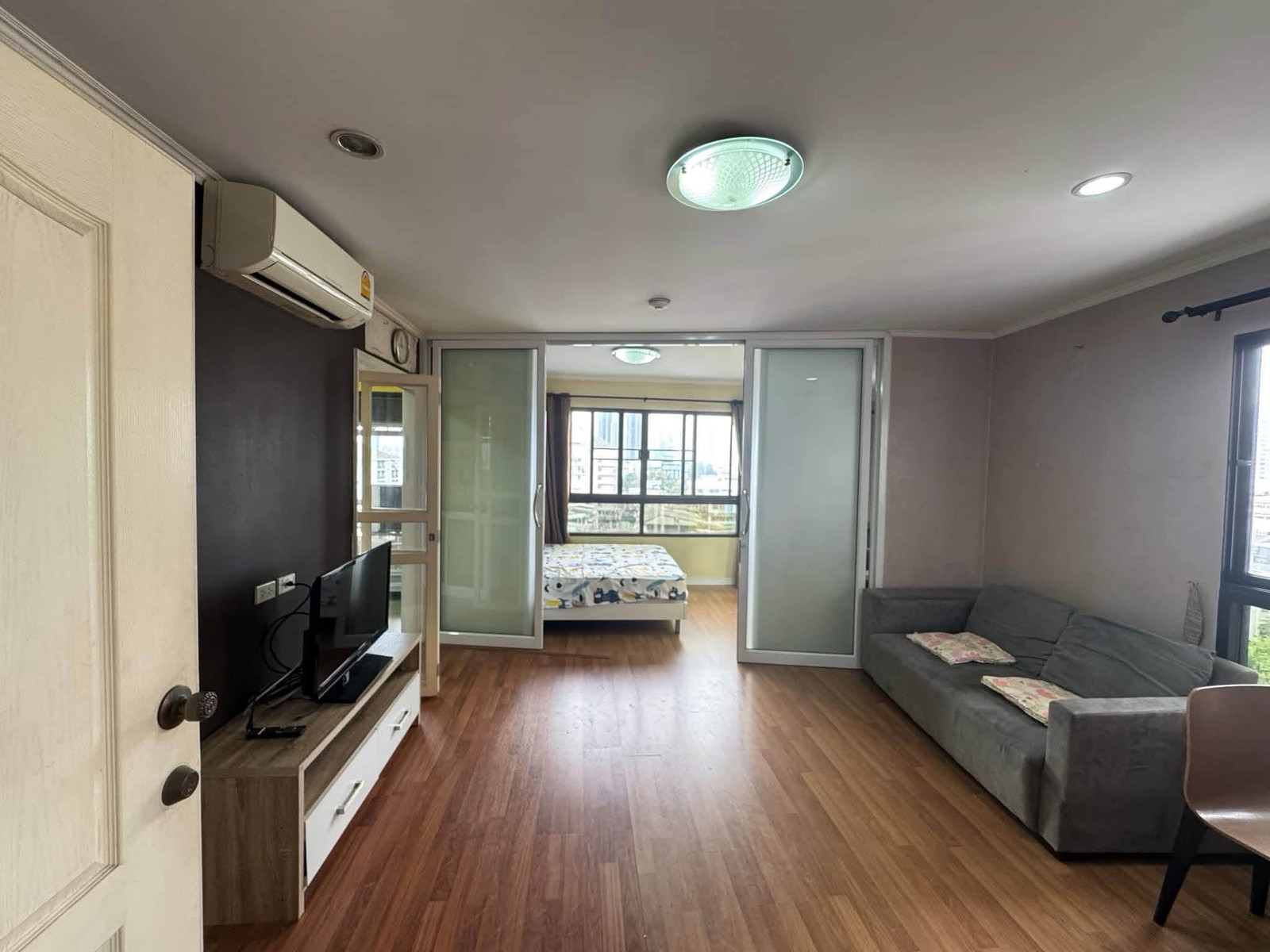 Condo for sale/rent in Sathorn-Narathiwat location, Lumpini Place Narathiwat 24, corner room, top floor. Fully decorated and ready to move in