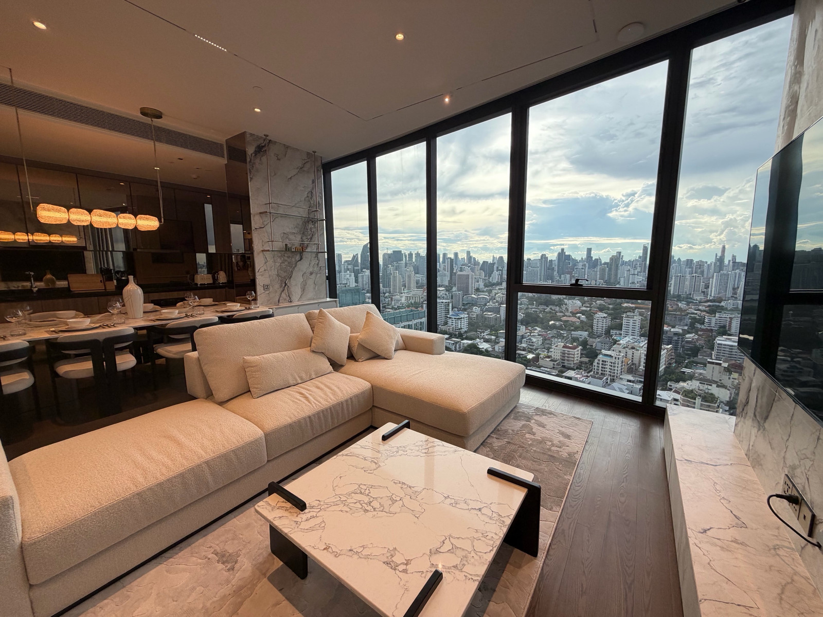 AESTIQ new luxury condo 3 beds for rent