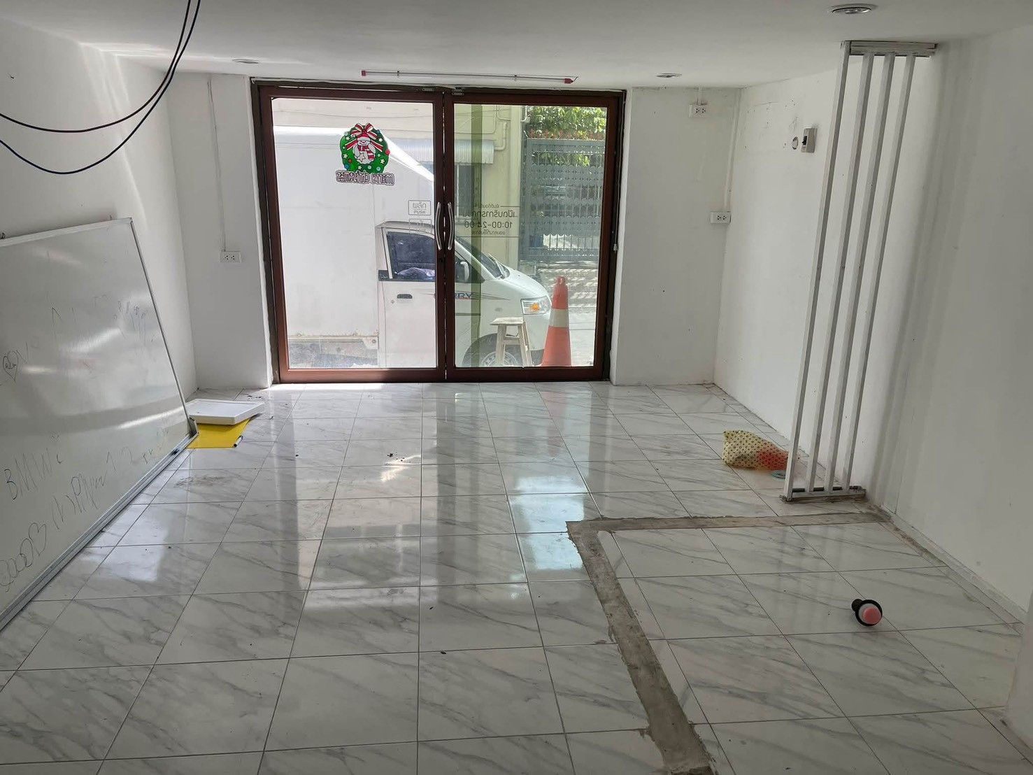 🏢 Commercial building, 2 units, demolished, corner room, next to the main road, On Nut 41, building in an outstanding location. Suitable for doing business + living in it ✅ Company registration possible 💰 Rent 70,000 baht/month | Negotiable – รูปที่ 4