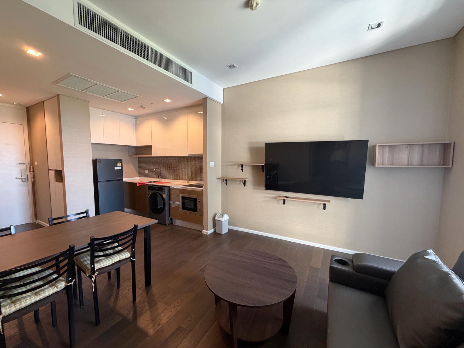 City view room, convenient transportation, near MRT Phahon Yothin and BTS Lat Phrao Intersection.