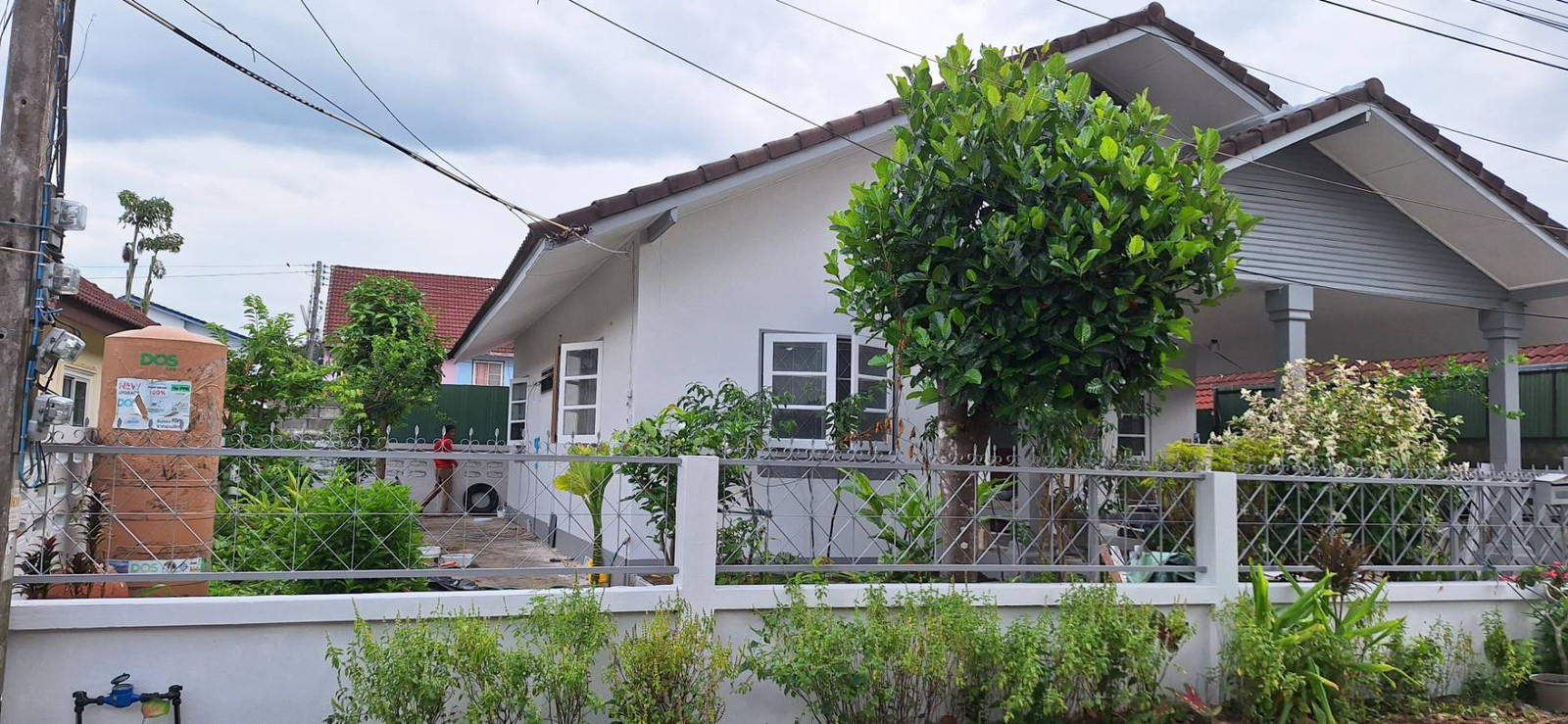 The house is in a good location, just 20 minutes from Chiang Mai city, in Netnaphon Village, Chiang Mai. It is a single-storey house on 62 sq. wah of land with approximately 100 sq. m. of usable area. 