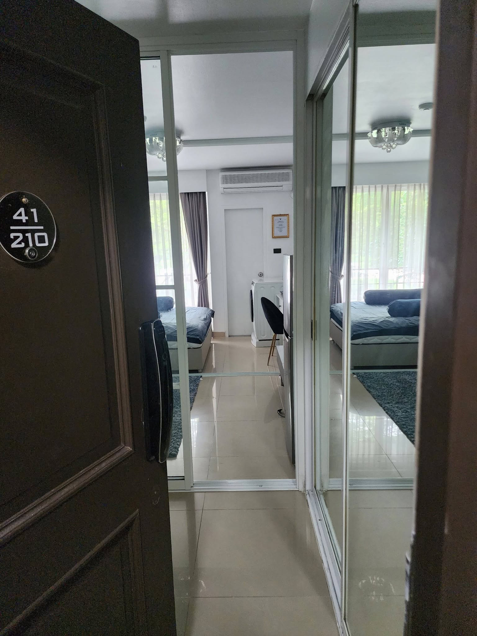 Condo I House Condo ทำเล RCA เดินเที่ยว รูท ONYX KTV ได้เลย มีห้างTOP ของกินมากมาย ราคา 1,470,000 บาท ผ่อนเพียง 5,xxx บาท ไม่เอาเฟอร์เครื่องใช้ไฟฟ้า ลดเหลือ 1,350,000 บาท