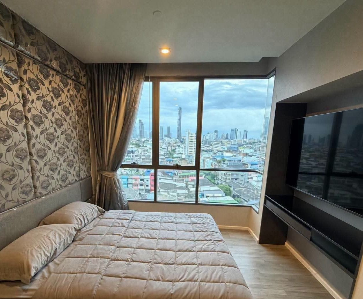 For rent: The room Sathorn - St. Louis, 10th floor. For rent: The room Sathorn - St. Louis, 10th floor.