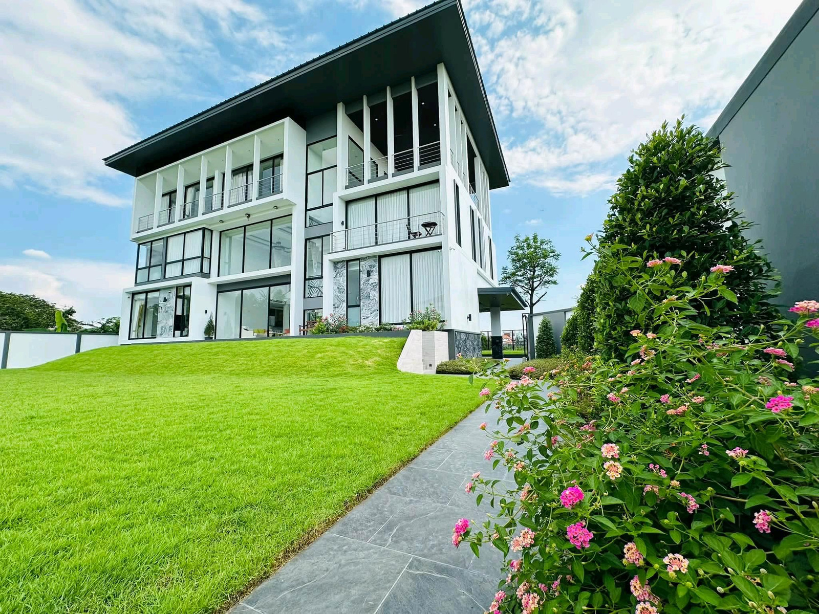 HOUSE FOR RENT  📍 Only 5 minutes from Harrow International School Bangkok