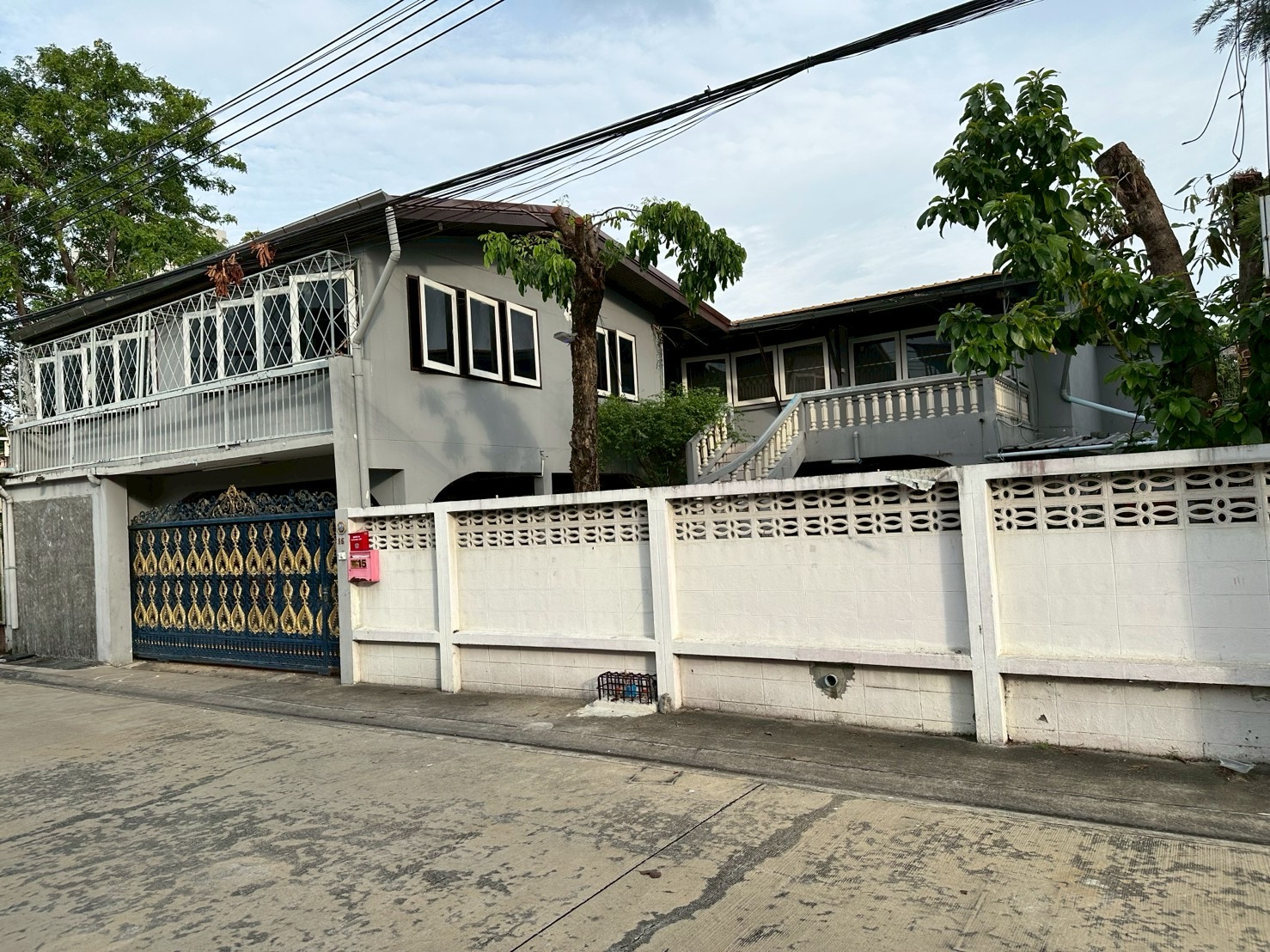 For rent, large 2-story detached house, 104 square wah, Rama 9 Road, 3 air conditioners, no furniture, 5 bedrooms, 2 living rooms, 2 maids bedrooms, 4 bathrooms, monthly rental price 56,000 baht/month. For rent, large 2-story detached house, 104 square wah, Rama 9 Road, 3 air conditioners, no furniture, 5 bedrooms, 2 living rooms, 2 maids bedrooms, 4 bathrooms, monthly rental price 56,000 baht/month.