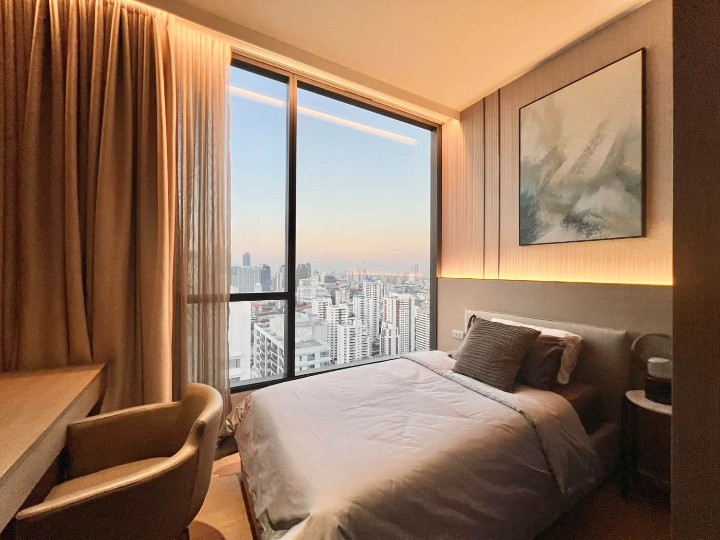 🏙️ ให้เช่า 𝗖𝗘𝗟𝗘𝗦 𝗔𝗦𝗢𝗞𝗘 | 𝟯 𝗕𝗘𝗗𝗥𝗢𝗢𝗠𝗦 | 137 ตร.ม. | ชั้น 36 | มีห้องแม่บ้าน | ใกล้ BTS อโศก และ MRT สุขุมวิท ✨ 