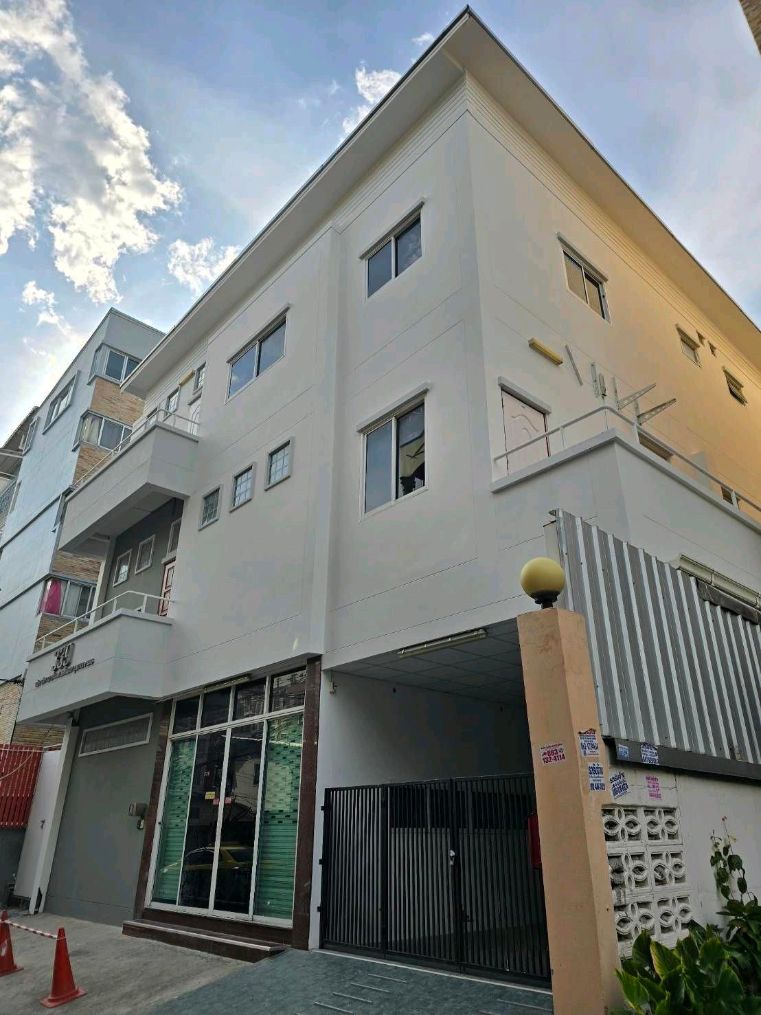 3-story building, Ratchadaphisek Road 13, rent 120,000 / month, space 629  sq m,parking, 4-5 cars.