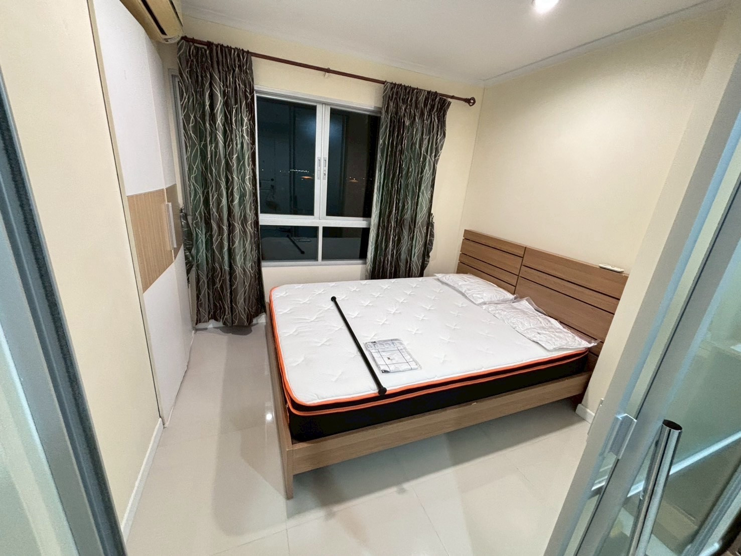 Ready to move in 5/10/69 Newly renovated room, complete with electrical appliances Fully furnished 2 air conditioners and a washing machine