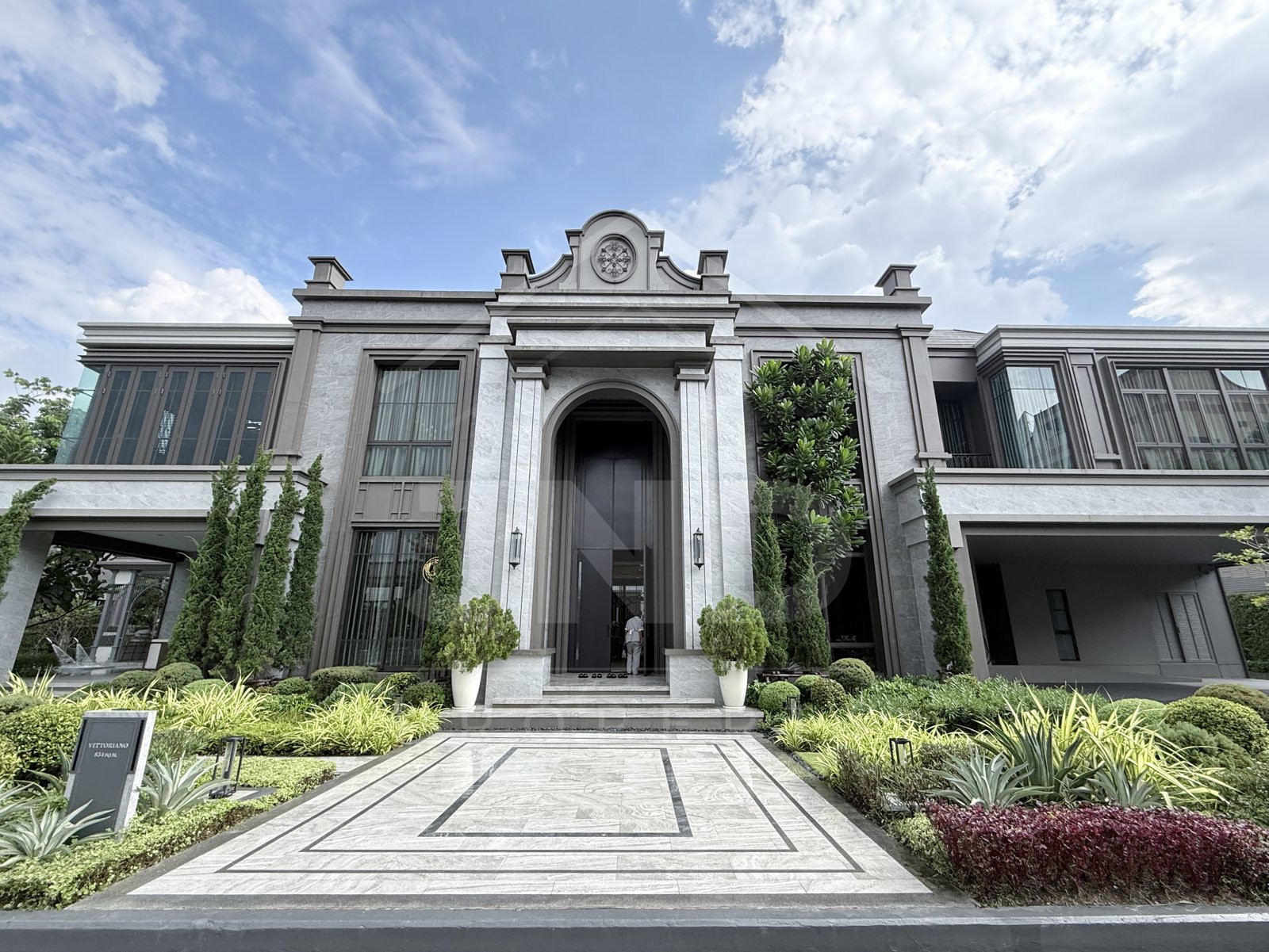 Model house for sale, 2-story mansion, Grand Bangkok Boulevard Borommaratchachonnani, VITTORIANO style, 834 sq m., 6 bedrooms, near The Brio Mall 2 km. Model house for sale, 2-story mansion, Grand Bangkok Boulevard Borommaratchachonnani, VITTORIANO style, 834 sq m., 6 bedrooms, near The Brio Mall 2 km.