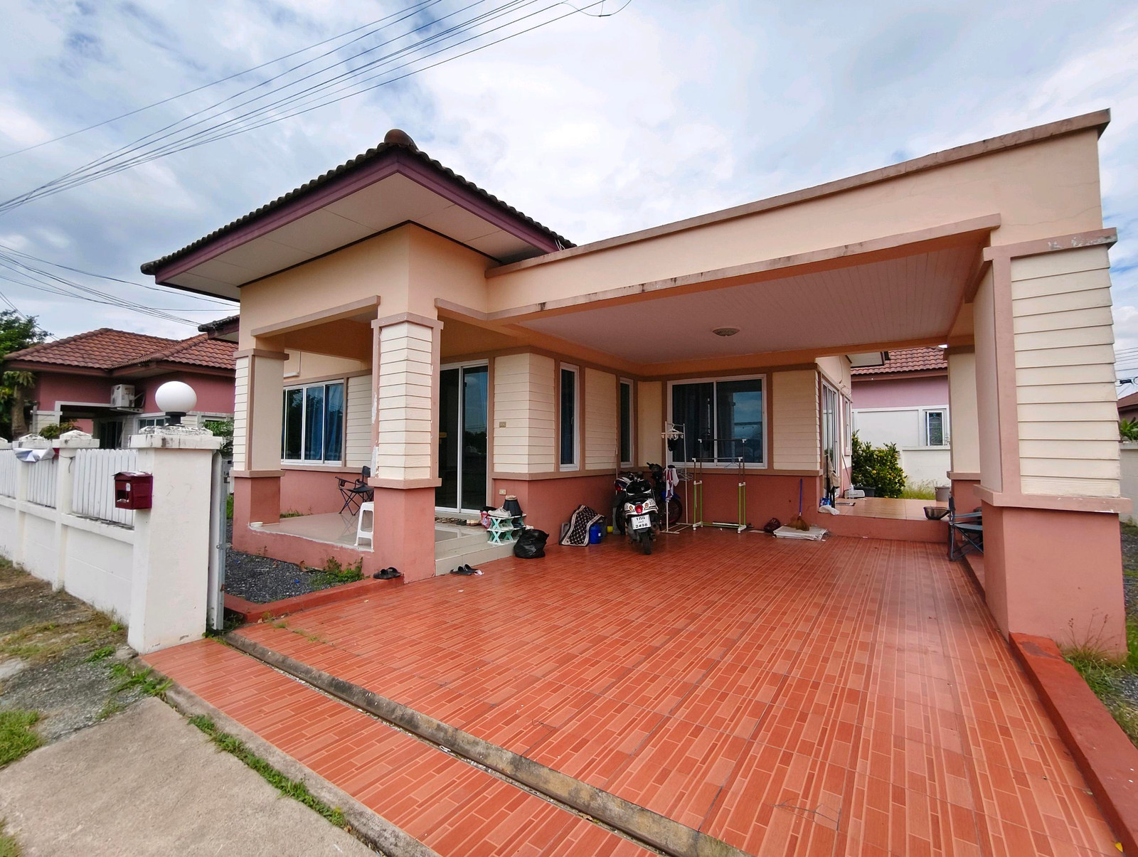 Single house for sale, Bueng, Sri Racha, Pitchada Village, corner house, 64 sq m, 2.5 million, home loan with money remaining. Single house for sale, Bueng, Sri Racha, Pitchada Village, corner house, 64 sq m, 2.5 million, home loan with money remaining.
