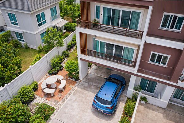 Wacharaphon 1.3km. Sukapiban5 3-bed 4-bath corner townhome3Storeys 31sq.wa. 17,999THB/month. 200sq.m