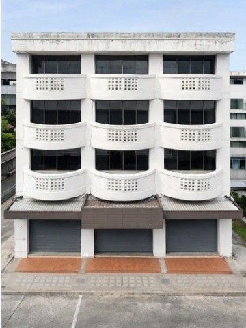 LamLukKa 5-13 4 story commercial building on Lam Luk Ka Road with 3 bed and 3 bath Land size 20 sq.w