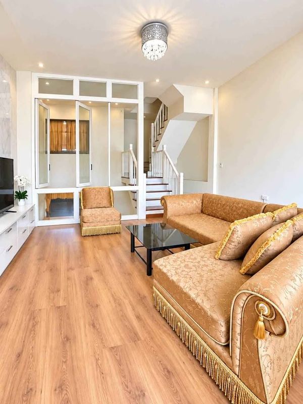 3-story townhome for rent, Baan Klang Muang Lat Phrao 80 project. Air conditioned, fully furnished, 3 bedrooms, 4 bathrooms, monthly rental price 28,000 baht/month.