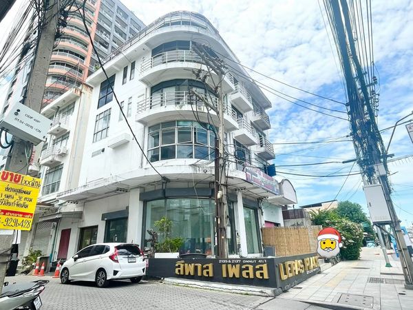 🏢 Commercial building, 2 units, demolished, corner room, next to the main road, On Nut 41, building in an outstanding location. Suitable for doing business + living in it ✅ Company registration possible 💰 Rent 70,000 baht/month | Negotiable