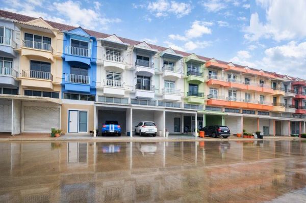 Watcharapol Sukhaphiban5 near Thanommitr Market and Plearnary Mall 3.5 Storey Building 14,998B-M 2be