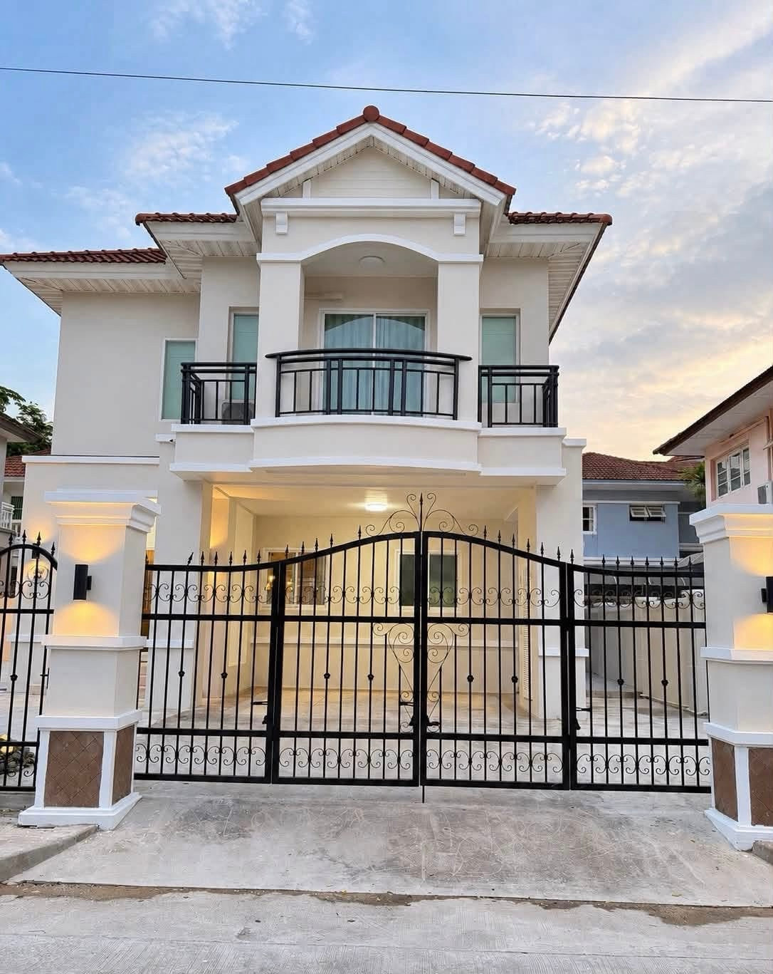 Newly renovated detached house for rent, Krisada Nakhon, Pinklao, pets allowed. Near Central Pinklao Department Store and The Paseo Park Kanchanaphisek.