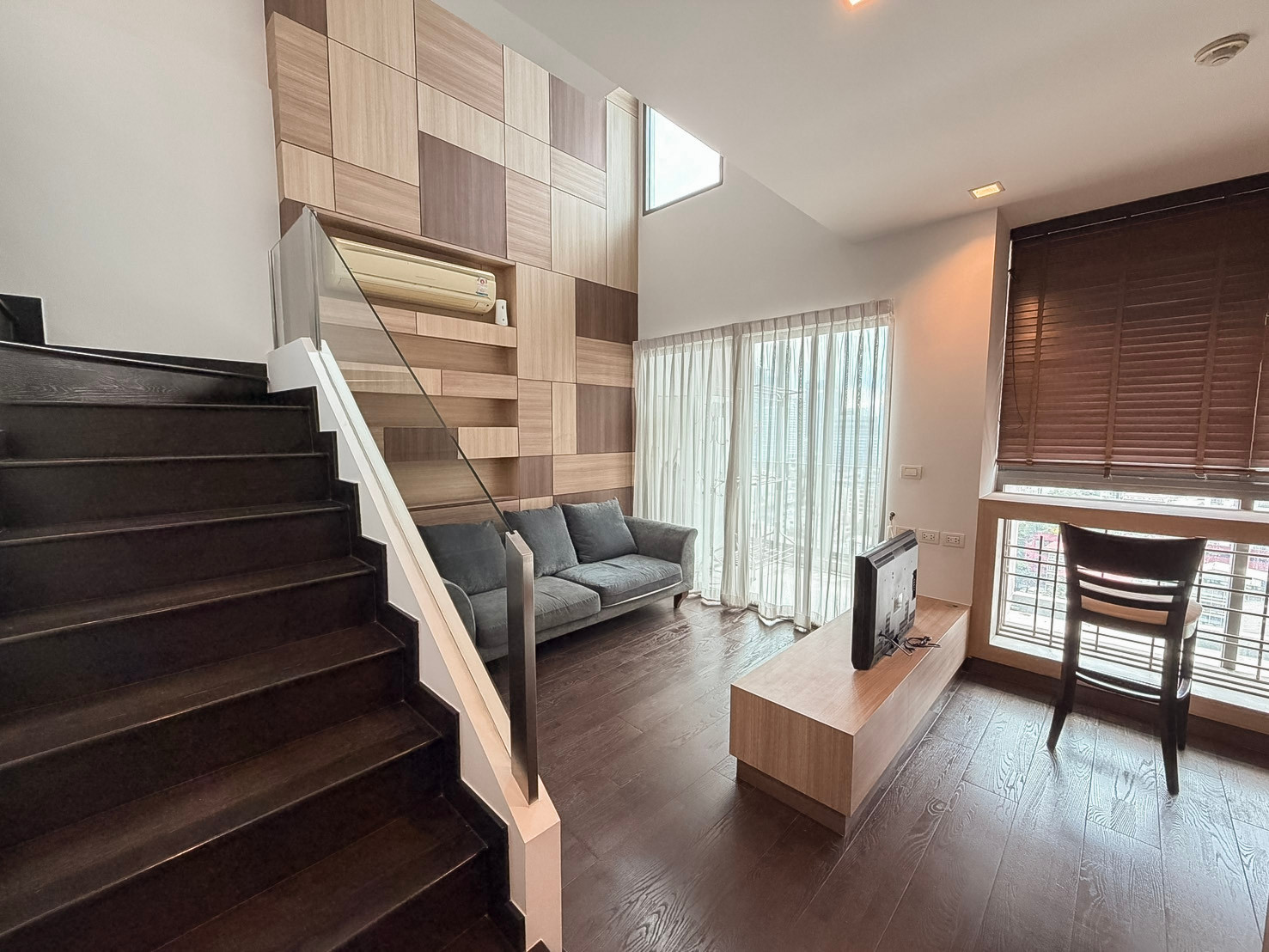 Urgent sale, Ideo Q Phayathai, Duplex room, 1 bedroom, 2 floors, hard to find, high ceilings, fully furnished, next to BTS & ARL Phayathai. Urgent sale, Ideo Q Phayathai, Duplex room, 1 bedroom, 2 floors, hard to find, high ceilings, fully furnished, next to BTS & ARL Phayathai.