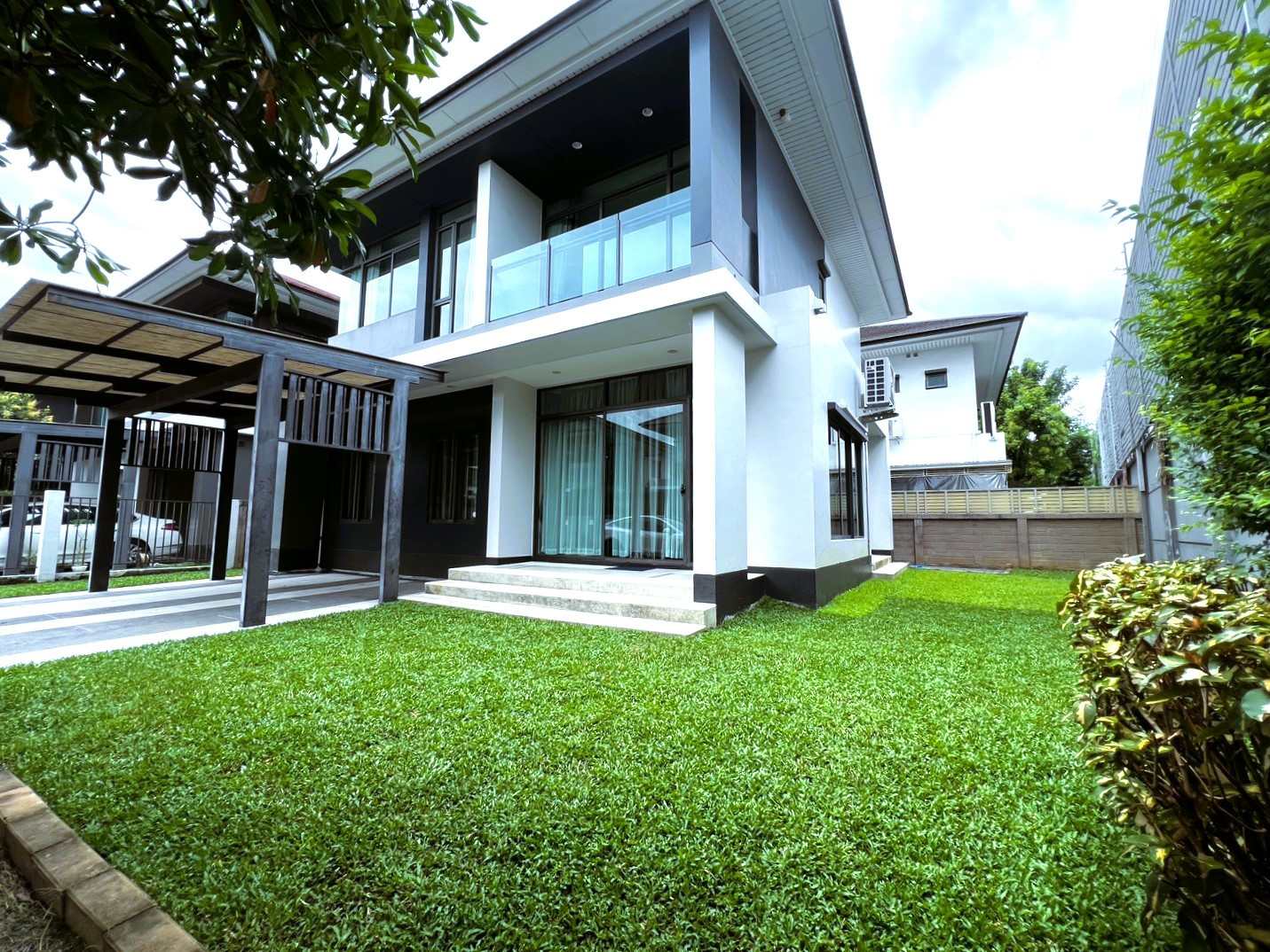 KH0340 ให้เช่าบ้านเดี่ยวหรู 2 ชั้น โครงการ เศรษฐสิริ กรุงเทพกรีฑา ซอย ประชาร่วมใจ หลังมุม ใกล้โรงเรียนนานาชาติไบรตันและเวลลิงตัน เหมาะอยู่อาศัยเป็นครอบครัว ใกล้โรงเรียนลูก สามารถเลี้ยงสัตว์ได้ 