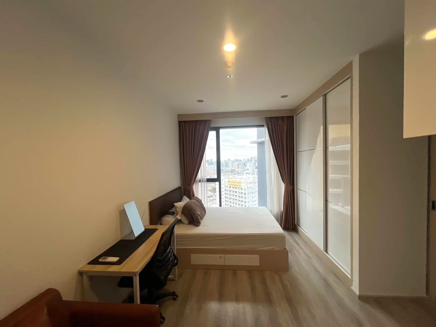 💥 [ 𝐏-𝟏𝟑𝟕𝟖𝟕𝟖 ] FOR RENT : Ideo Mobi Asoke สระลอยฟ้า วิวเมือง! ใกล้ MRT เพชรบุรี 𝟏𝟖,𝟎𝟎𝟎 บาท/ด. | Line @easycondoplus | 099-229-6397