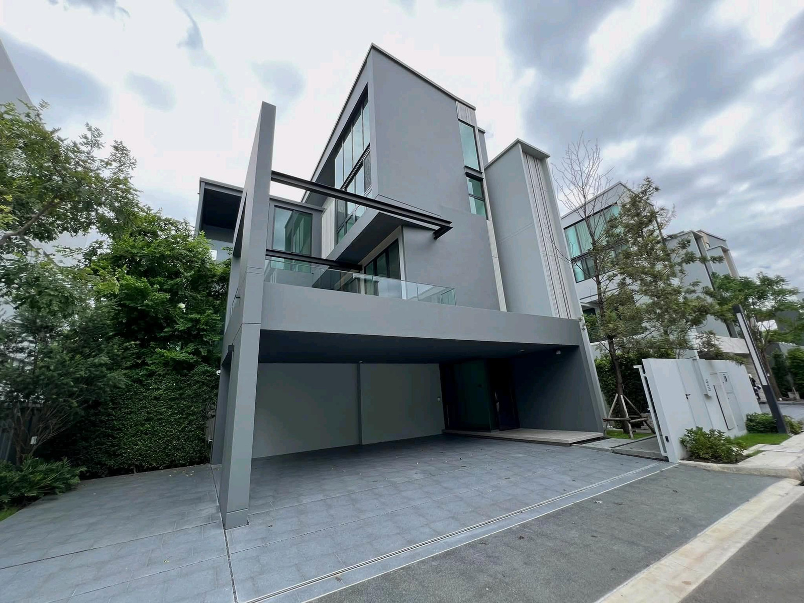 🔥 HOT DEAL! Special rental price reduction of 25,000 baht/month VIVE Krungthep Kreetha, single house, 4 bedrooms, 5 bathrooms, unique and unique. Quality society and high privacy, price 175,000 baht 🔥 HOT DEAL! Special rental price reduction of 25,000 baht/month VIVE Krungthep Kreetha, single house, 4 bedrooms, 5 bathrooms, unique and unique. Quality society and high privacy, price 175,000 baht